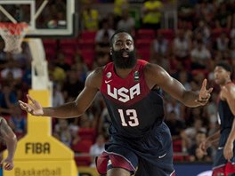 Americký basketbalista James Harden se raduje ze svého koe proti Dominikánské...