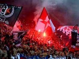 HOROUC PEKLO. Slvistit fanouci se bhem ptelskho utkn proti Hajduku...