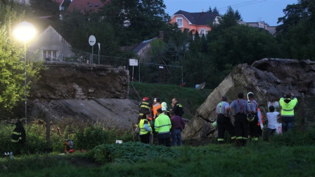 Záchranné práce u zříceného mostu ve Vilémově na Havlíčkobrodsku (4. září 2014)
