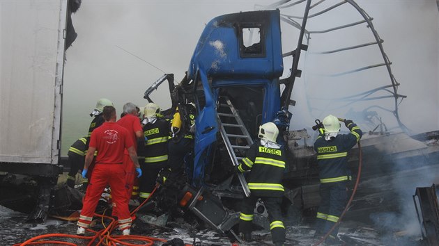 Na dlnici D8 se 4. z 2014 srazily u Petrovic ti kamiony a zaaly hoet.