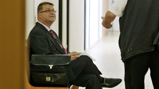 Jeden z obžalovaných bývalých ředitelů dotačního úřadu Severozápad Pavel Markvart u soudu, který projednává machinace s eurodotacemi.