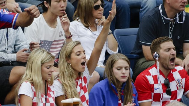 Skupinka chorvatskch fanouk podporuje tenistu Marina ilie ve finle US Open.