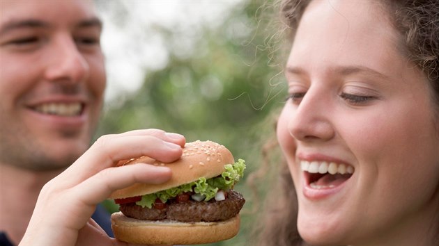 Mete ochutnat, kter restaurace piprav nejlep hamburger. Ilustran fotografie.