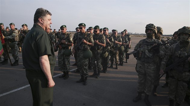 Ukrajinsk prezident Poroenko navtvil vojky v Mariupolu (8. z 2014).
