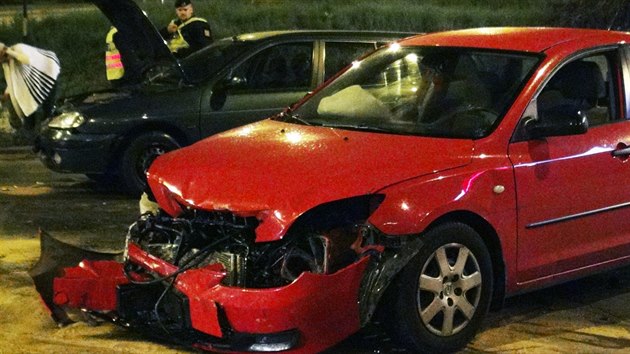 idi vozidla Jaguar nesvtil, ve Vrovicch naboural dv auta (4.9.2014)