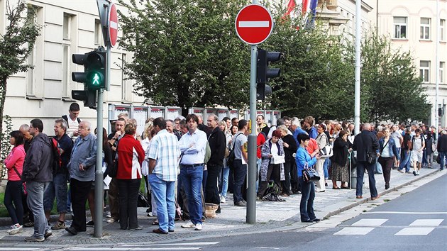 Lidé před budovou úřadu Středočeského kraje čekají ve frontě na podání žádosti o příspěvky na výměnu kotlů