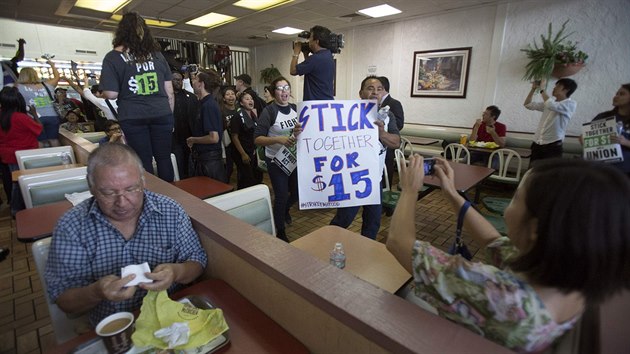 Aktivist v jedn z restaurac McDonald's ve mst Los Angeles.