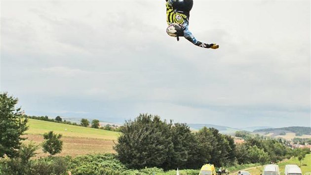 Pt ronk Funstorm freestyle jamu v Hluku pedvedl blzniv skoky.