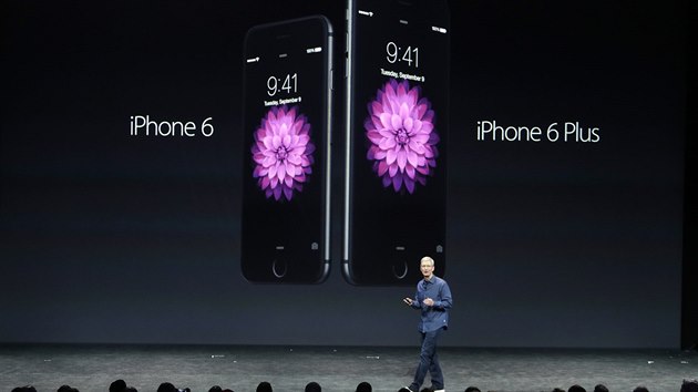 éf spolenosti Apple Tim Cook pi pedstavení nových iPhon 6 a 6 Plus (9....