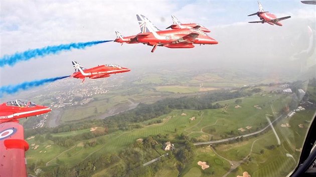 Red Arrows bhem zvlátního prletu nad djitm summitu NATO ve velském...