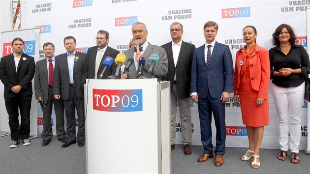 Pedseda TOP 09 Karel Schwarzenberg hovo na oficilnm zahjen pedvolebn kampan na Ranov nbe v Praze. (9. z 2014)