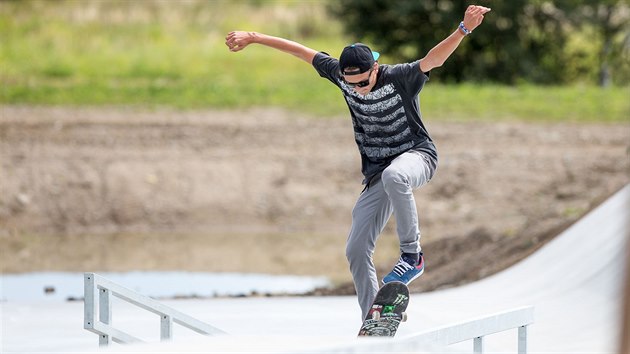 Skateboardist u testuj svj nov prostor v parku ve tyech Dvorech v eskch Budjovicch.