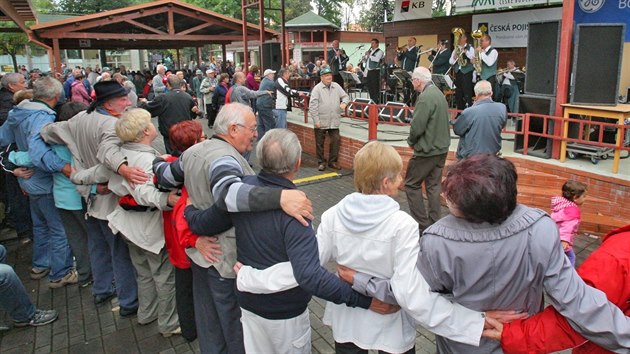 Sou��st� Zem� �ivitelky je tak� kulturn� program. Na sn�mku hraje legend�rn� kapela Babouci.