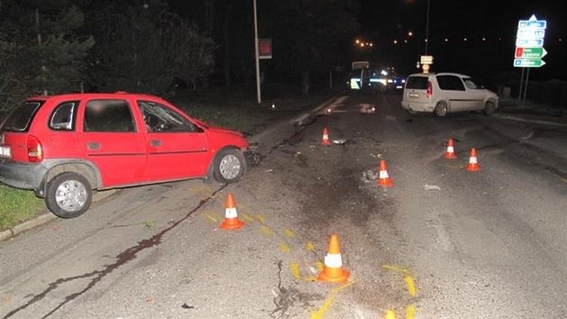 Ve čtvrtek večer 4. září v Táboře narazil řidič s bílou Škodou Roomster do červeného Opelu Corsa. Starší žena v Opelu na místě zemřela. Viník od nehody utekl.
