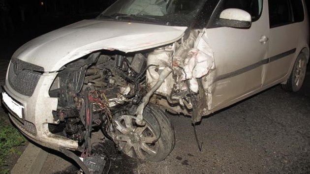 Ve čtvrtek večer 4. září v Táboře narazil řidič s bílou Škodou Roomster do červeného Opelu Corsa. Starší žena v Opelu na místě zemřela. Viník od nehody utekl.