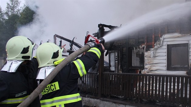 Hasii dostali hlen o poru oputnho motorestu u Dolnho Dvoit v ter 2. 9. 2014 po sedm hodin veer. S plameny bojovali nkolik hodin. Ke konci haen nali uvnit ohoel lidsk ostatky.