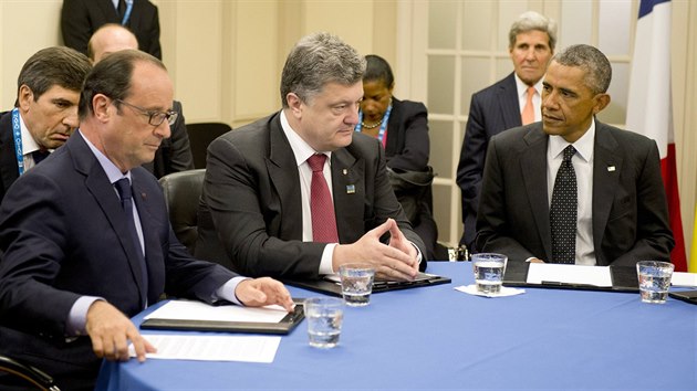 Ukrajinsk prezident Petro Poroenko se na summitu NATO setkal s fem Blho domu Barackem Obamou i francouzskm prezidentem Francoisem Hollandem.