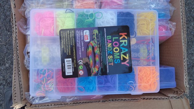 Celnci zabavili estnct tisc kus balen padlanch gumiek Rainbow loom.