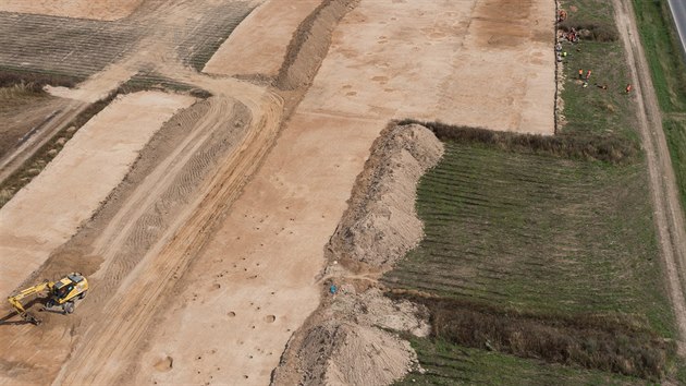 Speciln ltajc dron poizuje fotografie ze stavby D11 u Hradce Krlov, aby mohli archeologov pozorovat nalezit a ternn profily.