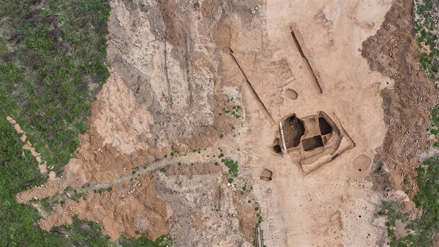 Speciln ltajc dron poizuje fotografie ze stavby D11 u Hradce Krlov, aby mohli archeologov pozorovat nalezit a ternn profily.