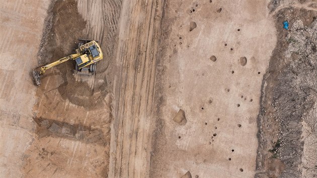 Speciln ltajc dron poizuje fotografie ze stavby D11 u Hradce Krlov, aby mohli archeologov pozorovat nalezit a ternn profily.