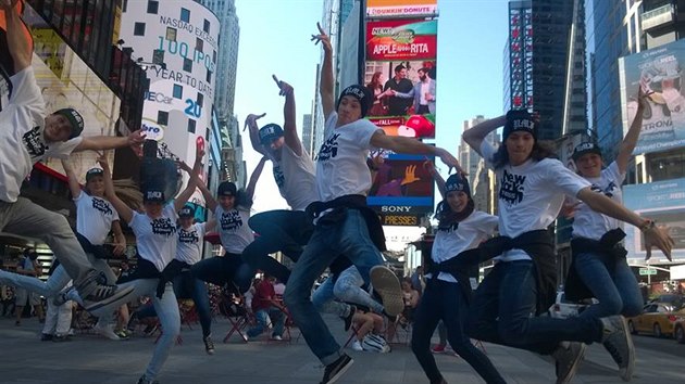 Hradeck tanen skupina T-Bass na Times Square v New Yorku