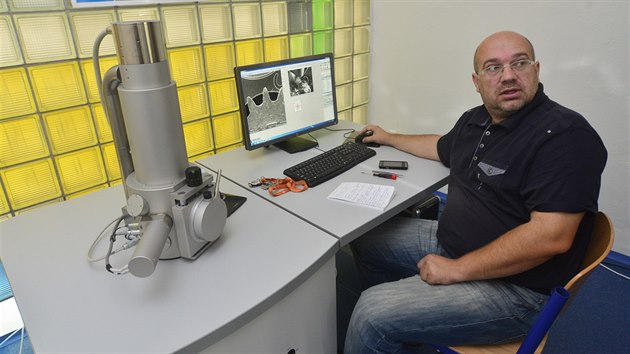 Učitel Jan Řezník u elektronového mikroskopu, který je nejcennějším a také nejdražším přístrojem celé expozice.
