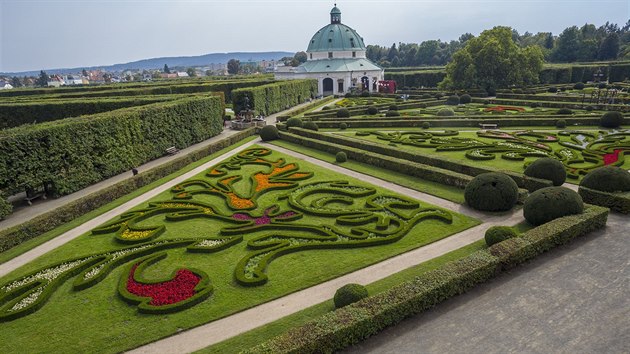Květná zahrada v Kroměříži se po obnově za zhruba 230 milionů korun v sobotu poprvé otevřela veřejnosti. Práce byly součástí projektu Národní centrum zahradní kultury v Kroměříži, na který získalo kroměřížské pracoviště Národního památkového ústavu evropskou dotaci téměř 337 milionů korun.
