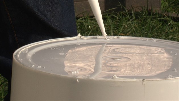 Krok 2: Po obvodu dna středového kbelíku naneste tmel a lem víka spodního kbelíku k němu přilepte (taky aby předvrtané otvory seděly na sebe). 