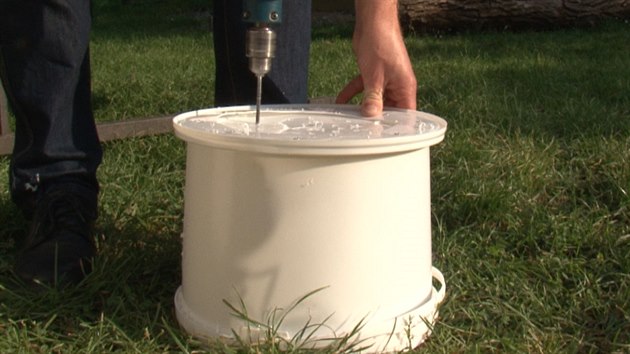 Krok 4: Dno středového kbelíku spojené s lemem víka toho spodního ještě opatřete otvory (tudy bude do spodního kbelíku protékat .  