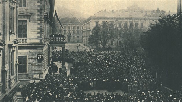 Publikace 1. svtov vlka 1914-1918 na uniktnch historickch fotografich zobrazuje tehdej Brno. Na snmku shromdn ped Besednm domem.