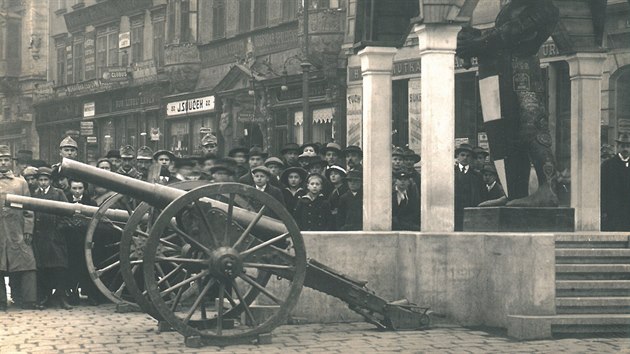 Publikace 1. svtov vlka 1914-1918 na uniktnch historickch fotografich zobrazuje tehdej Brno. Na snmku kanon ped nmeckou sochou Wehrmanna neboli Obrnce na dnenm nmst Svobody.