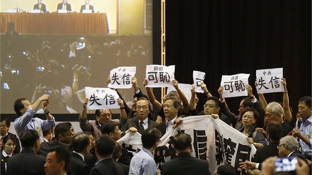 Hongkongsk zkonodrce z Demokratick strany vyvedla z kongresovho slu ochranka (1. z 2014)