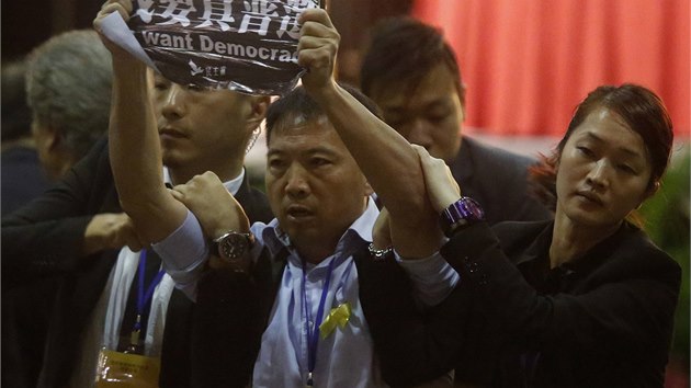 Hongkongsk zkonodrce z Demokratick strany vyvedla z kongresovho slu ochranka (1. z 2014)