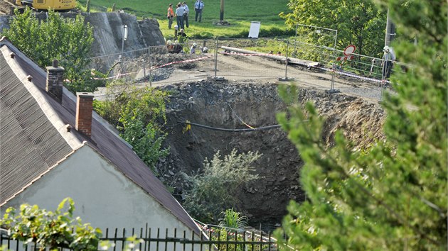 Ve Vilmov na Havlkobrodsku se ztil silnin most v rekonstrukci. Na mst zasahuj zchrani, hasii i policie (4. z 2014)