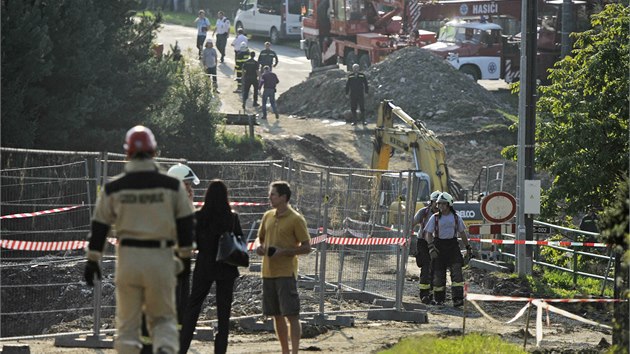 Ve Vilmov na Havlkobrodsku se ztil silnin most v rekonstrukci. Na mst zasahuj zchrani, hasii i policie. (4. z 2014)