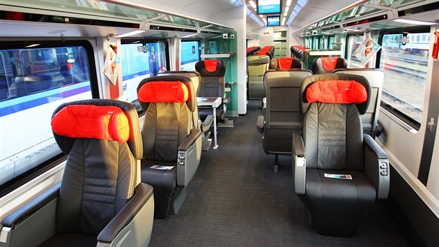 České dráhy ukázaly všechny své dosud převzaté soupravy Railjet vedle sebe (7. 9. 2014).