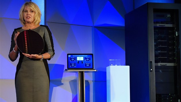 Nový procesor představila Diane Bryant, ředitelka divize serverových řešení Intelu.