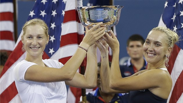 Jekatrina Makarovov (vlevo) a Jelena Vesninov po triumfu ve tyhe na US Open. 