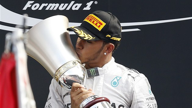 S TROFEJ. Lewis Hamilton po triumfu ve Velk cen Itlie formule 1. 