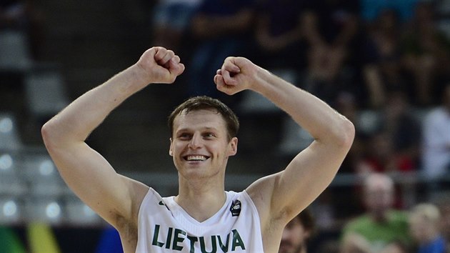 Litevsk basketbalista Martynas Pocius slav postup do semifinle MS.