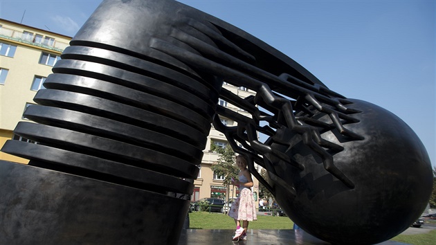 Pomník v�dce Nikoly Tesly v Dejvicích