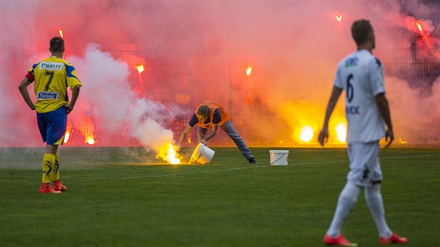 Fanouci Zlna v pohrovm derby proti Slovcku odplily velk mnostv pyrotechniky, hzeli ji i na hit.