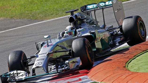 Lewis Hamilton ze stje Mercedes ovldl kvalifikaci na Velkou cenu Itlie formule 1.