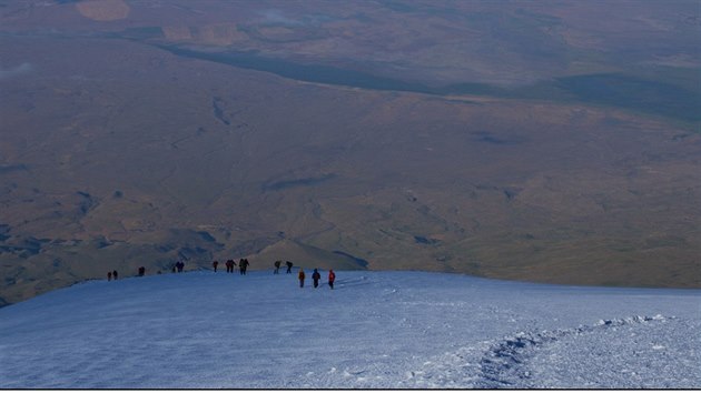 Početná skupina turistů na zasněžených svazích Araratu.
