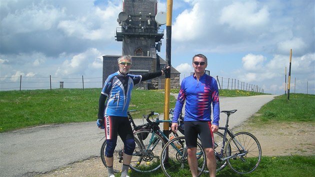 Na vrcholu Feldbergu; v pozad star meteorologick v Friedrich-Luise-Turm..