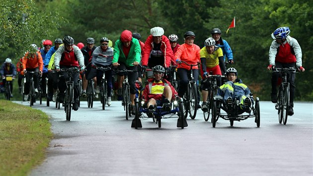 astnci 7. ronku cyklistick putovn akce na podporu rehabilitace Bder- und Reha- Tour pekroili v Pomez nad Oh hranice R na cest ze Stuttgartu do Berlna.