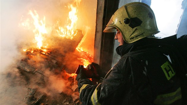 Ve Starém Kolíně hořel statek s ubytovnou. Jeden člověk požár nepřežil