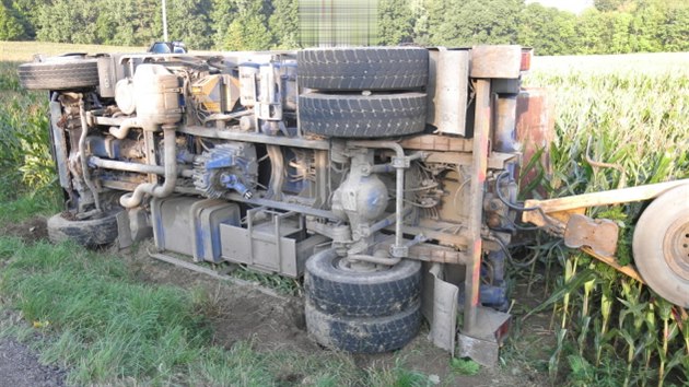 Řidič na Prostějovsku nezvládl řízení a převrátil své nákladní auto do kukuřičného pole.