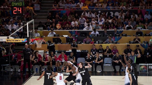 Americk basketbalista James Harden se proti Novmu Zlandu prosazuje z ry trestnho hodu.